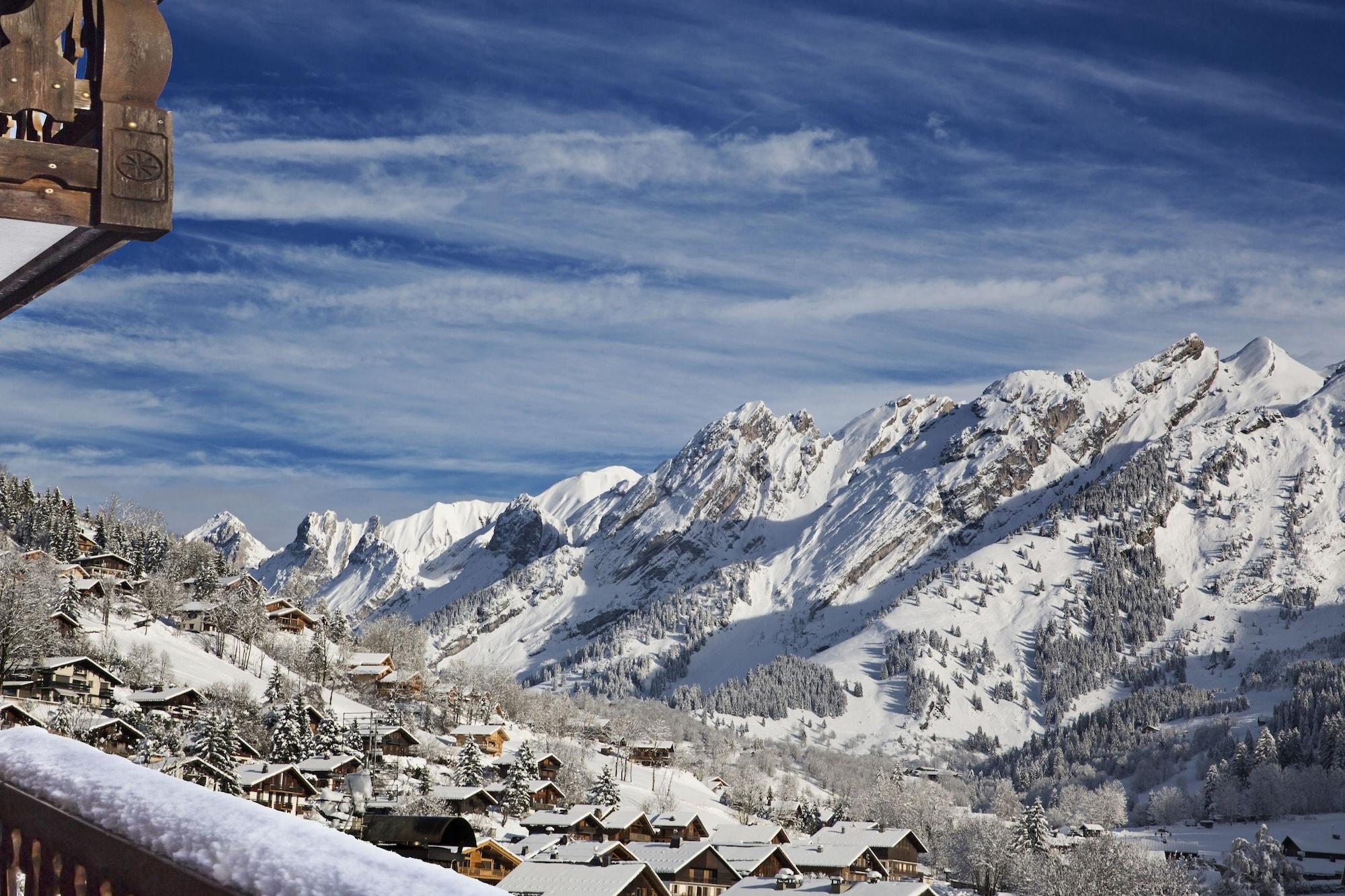Hotel Alpen Roc La Clusaz Bagian luar foto