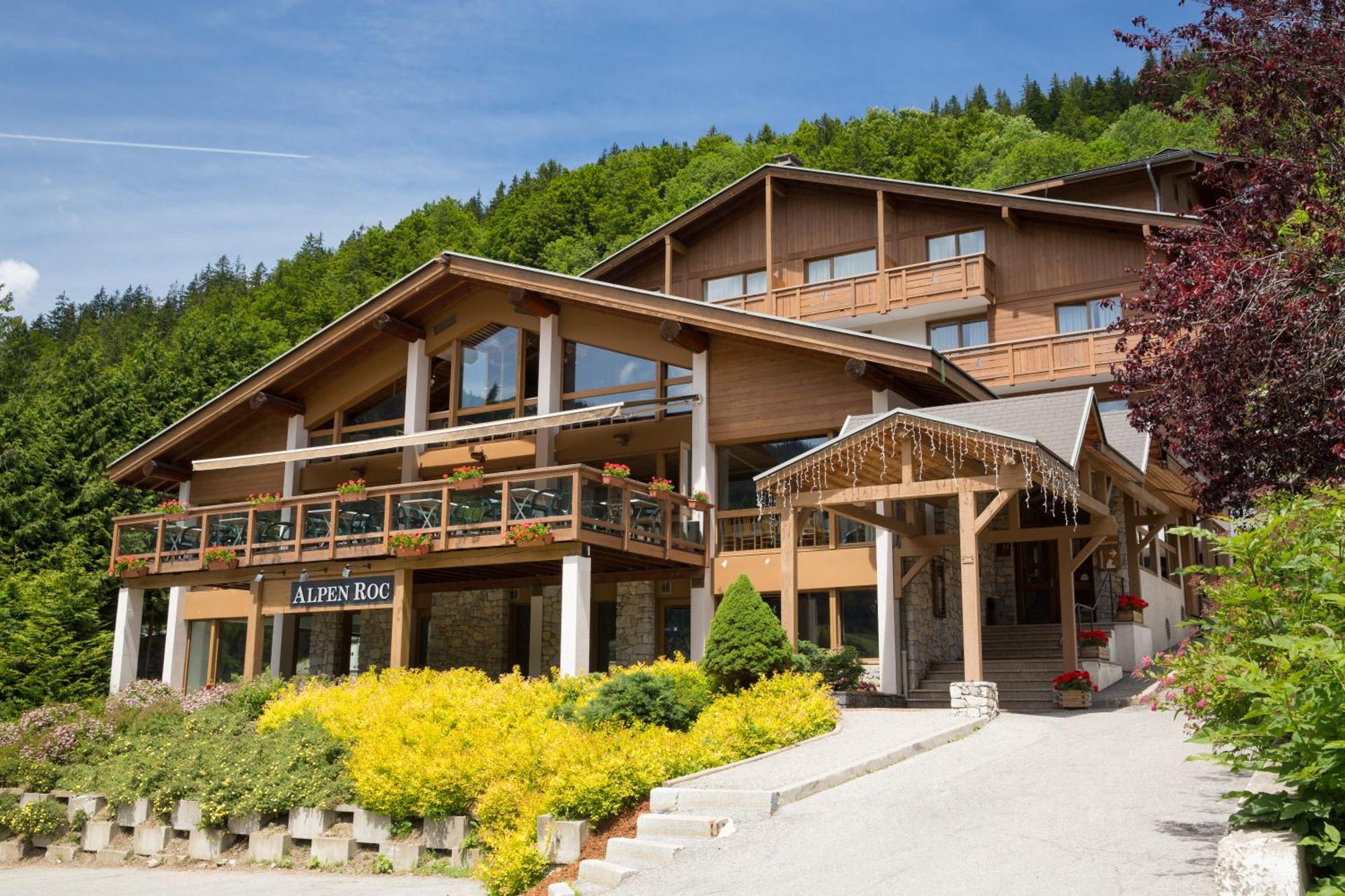 Hotel Alpen Roc La Clusaz Bagian luar foto